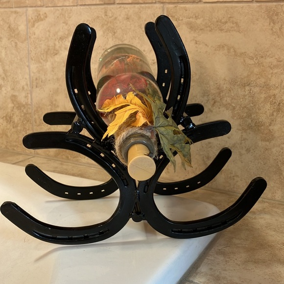 Handmade horseshoe wine bottle holder - Picture 8 of 9